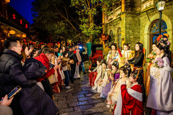 2��8���������_���f�ų��´�����ʽ�ݳ�׌�vʷ����������ݳ��Թųǽ�������_���^�������������c�������b���݆T�������·�һ�_̤�M�vʷ����ζ�؄e�⡣����Դ���W��� ӛ�� ������ �_���f��ý �߆��A �����