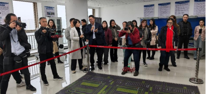 工作人員用“意念”操控?zé)o人機(jī) 工作人員用“意念”操控?zé)o人機(jī)