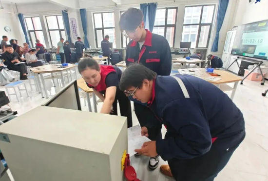 煙臺(tái)船舶工業(yè)學(xué)校的實(shí)訓(xùn)課堂 / 圖源:煙臺(tái)船舶工業(yè)學(xué)校 煙臺(tái)船舶工業(yè)學(xué)校的實(shí)訓(xùn)課堂 / 圖源:煙臺(tái)船舶工業(yè)學(xué)校