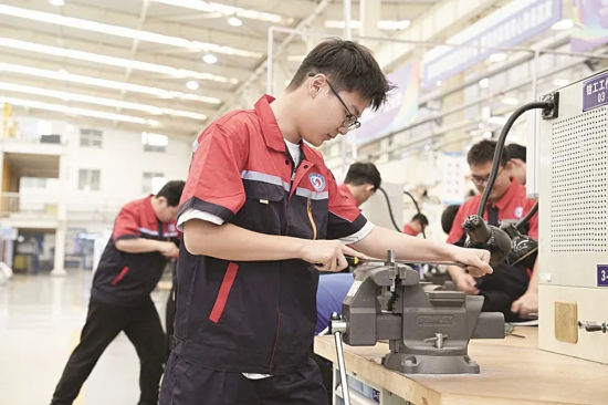 濟(jì)南職業(yè)學(xué)院機(jī)電一體化專業(yè)學(xué)生練習(xí)鉗工基本技能 / 圖源:山東教育新聞網(wǎng) 濟(jì)南職業(yè)學(xué)院機(jī)電一體化專業(yè)學(xué)生練習(xí)鉗工基本技能 / 圖源:山東教育新聞網(wǎng)