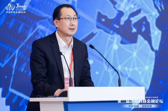 圖為工銀投資董事長馮軍伏在論壇上發(fā)表演講 圖為工銀投資董事長馮軍伏在論壇上發(fā)表演講